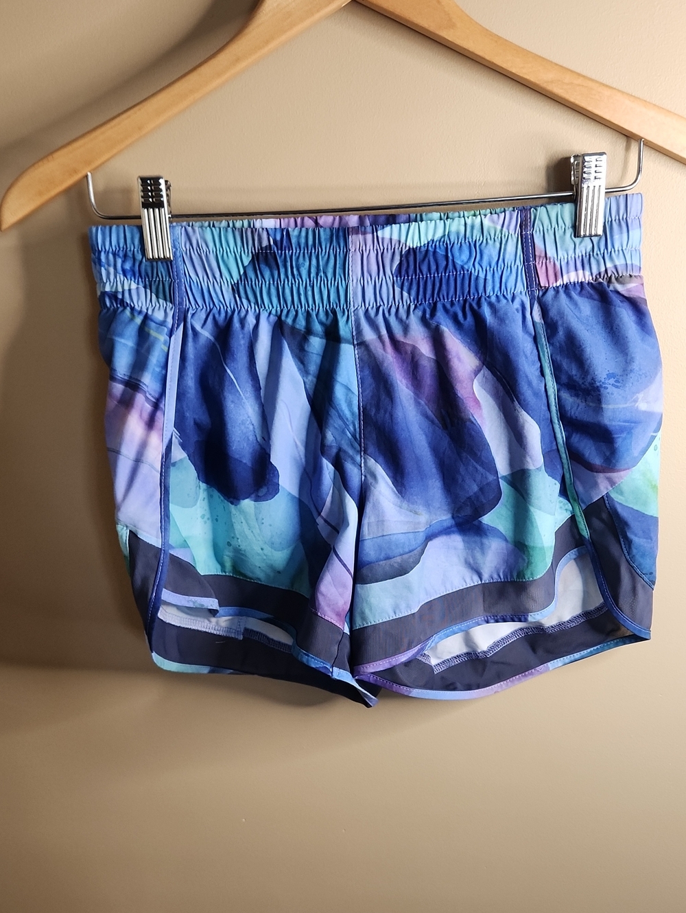 Athleta printed mesh racer short 4" in Geometric Blue/Green Pattern .  Sz XS. .